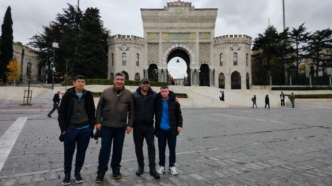 AHMET ELGÜN VE CEM YILMAZ İSTANBUL'DA YAPILAN ATLETİZM YARIŞMASINDA OKULUMUZU TEMSİL ETTİLER.